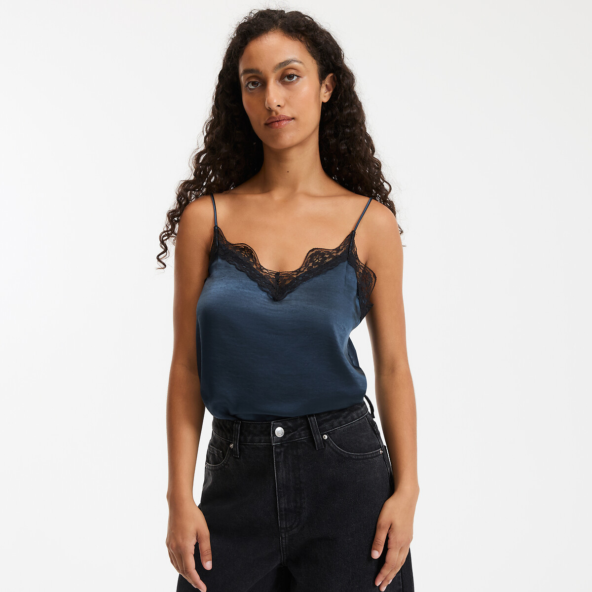 COLEÇÃO LA REDOUTE<br>Camisa de cetim com decote em V, detalhe em renda e alças finas.