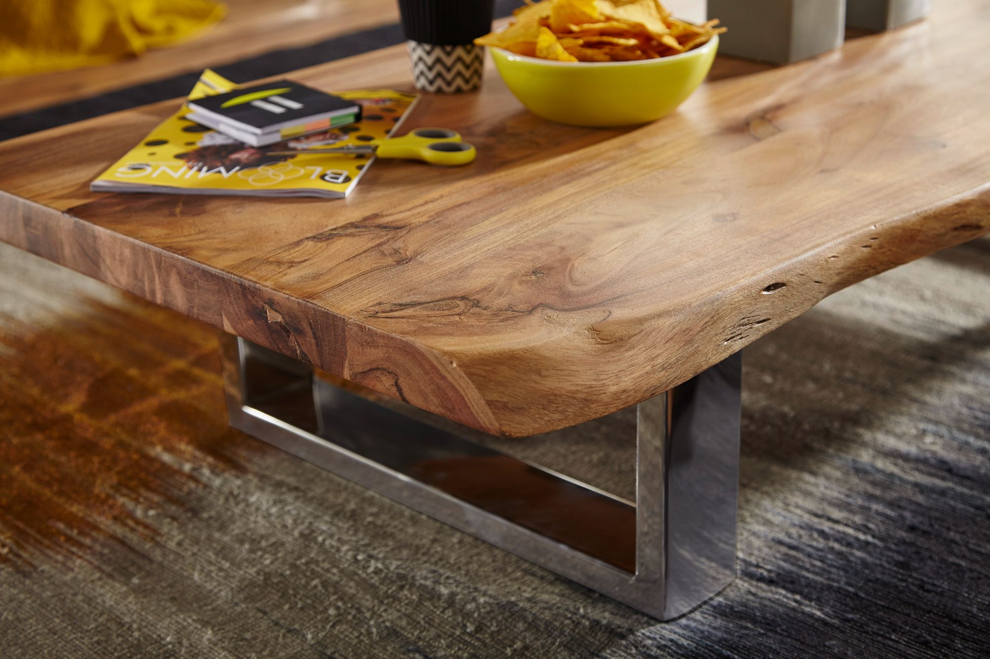 KADIMA DESIGN Massiver Akazienholz Couchtisch mit Baumkanten, Landhausstil, stabile Metallbeine