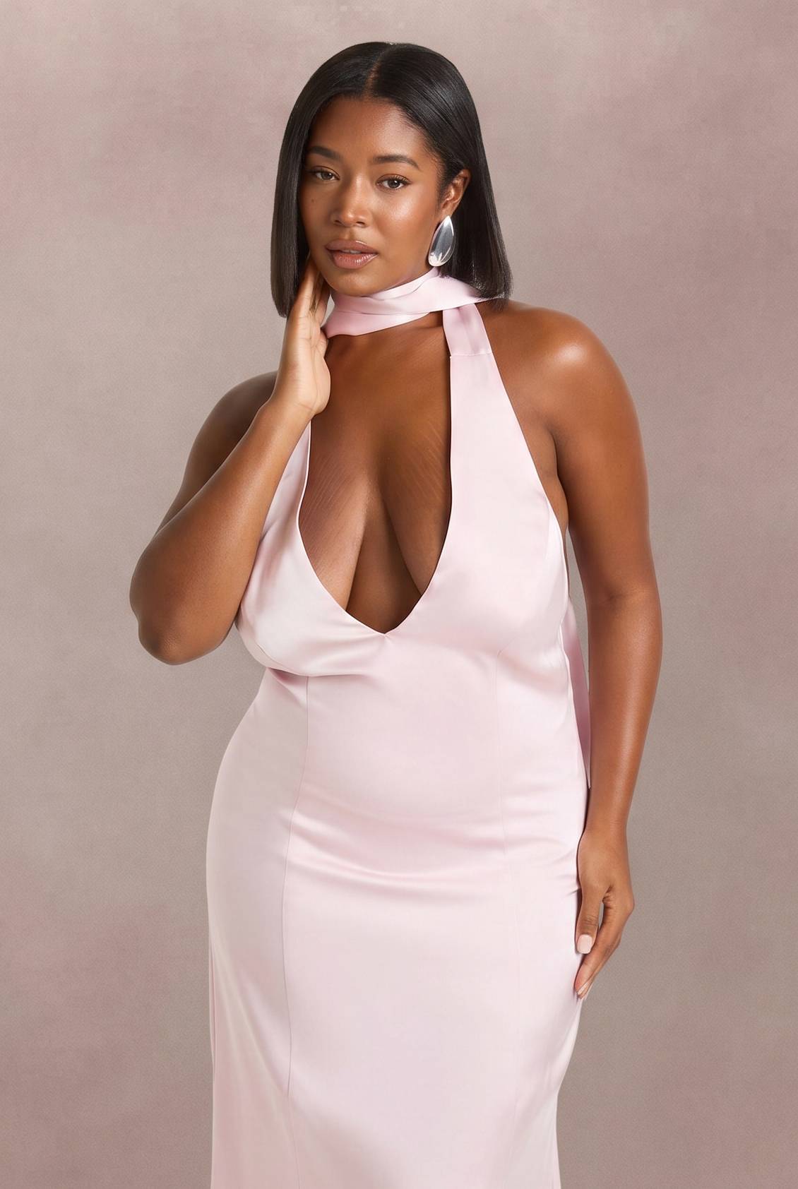 boohoo Robe Maxi Grande Taille En Mousseline Avec Détail Foulard En Satin