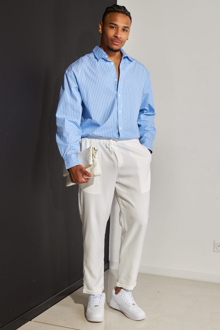 Chemise bleue à rayures blanches