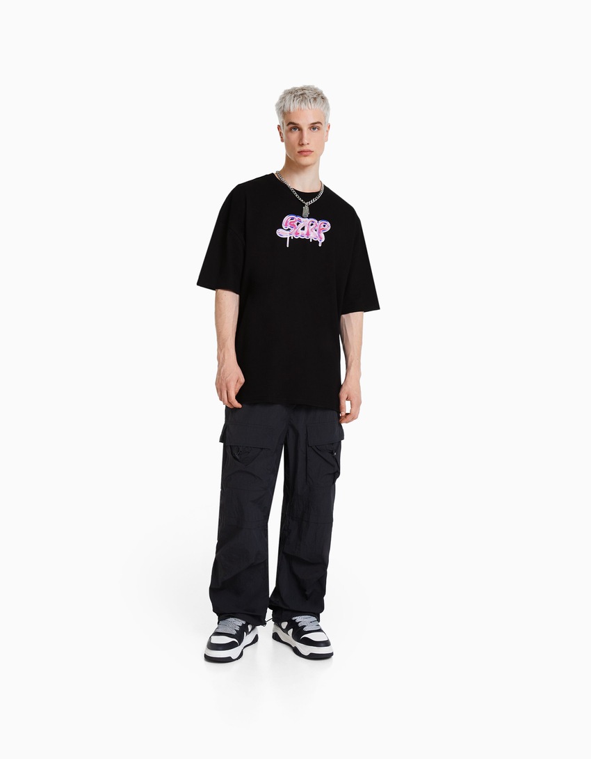 Camiseta de manga curta oversized com estampa BERSHKA ft. BIZARRAP