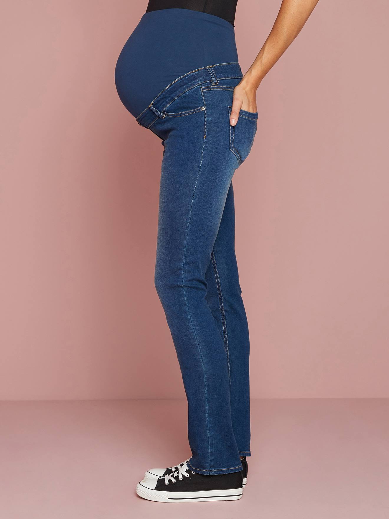 Calça jeans de gestante com corte reto e entrepernas de 85 cm. Cor preta lisa.