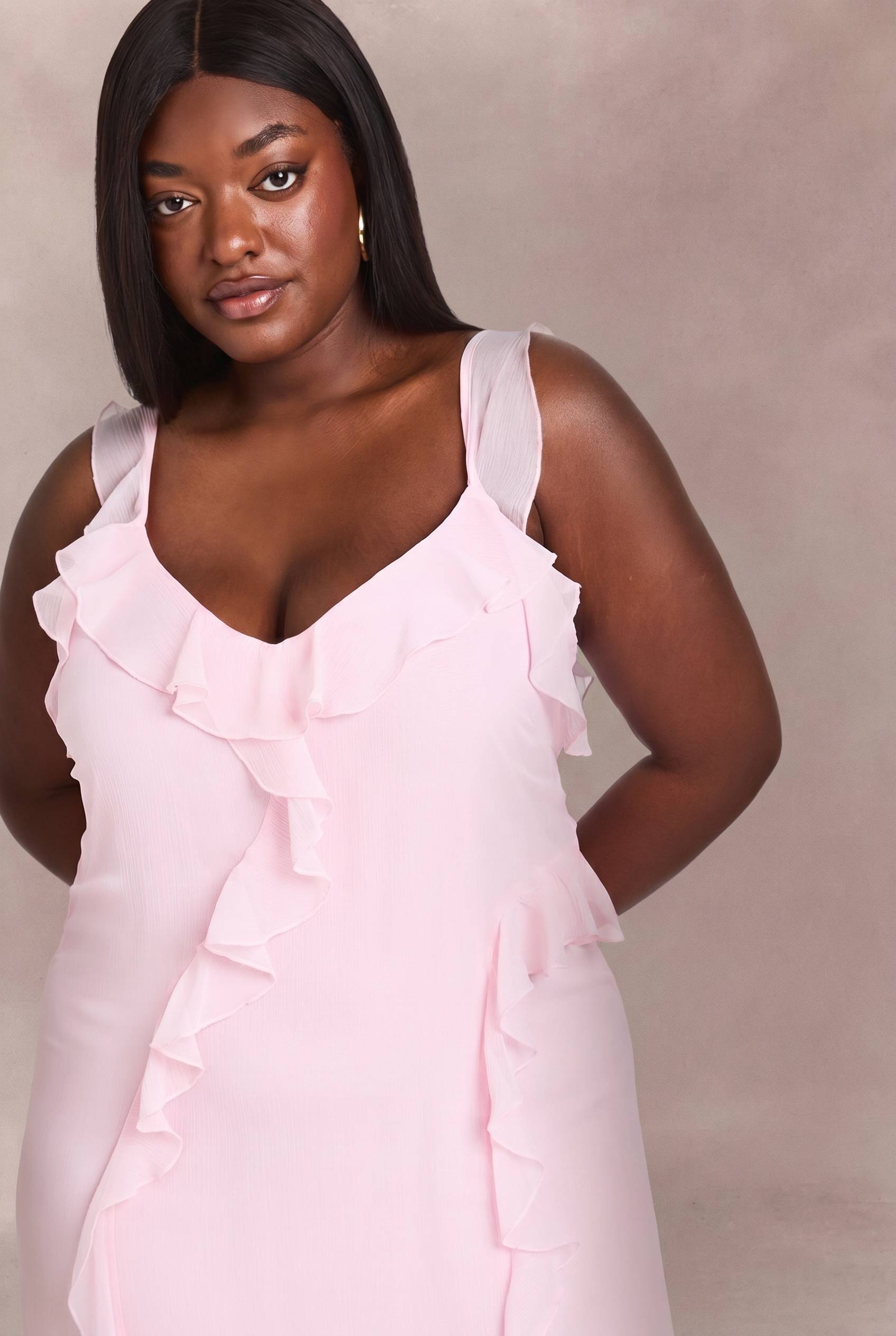 boohoo Robe Longue Grande Taille En Mousseline À Volants Et Bretelles Fines