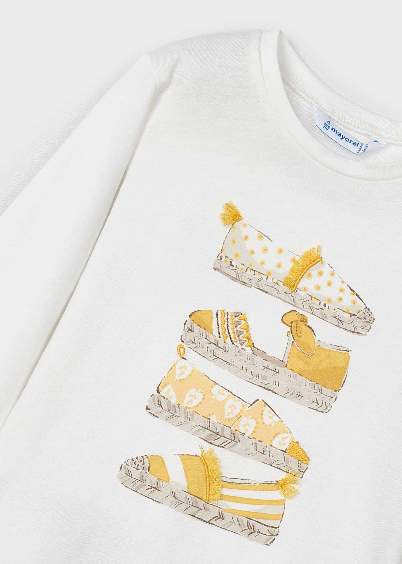 Camiseta infantil Better Cotton com elástico de cabelo.