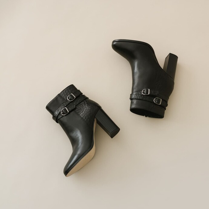 Bottines à talons et boucles  en cuir et croco noir