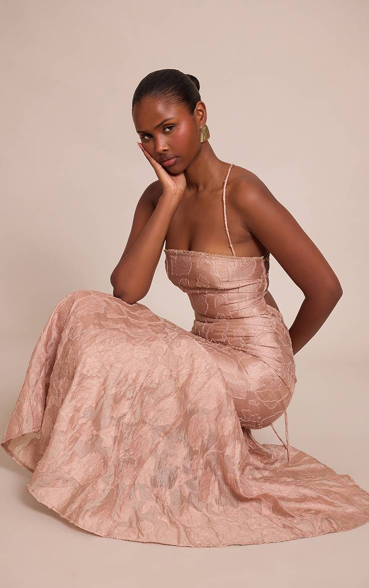 Taupe Robe Longue Texturée À Dos Lacé