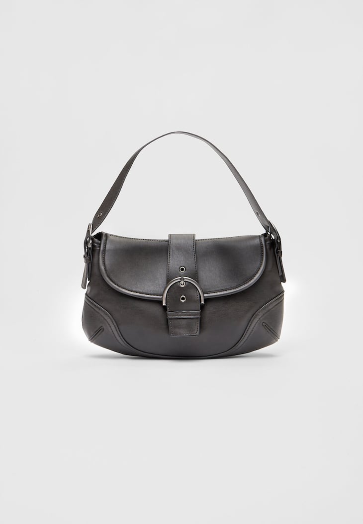 Bolsa de ombro com acabamento desgastado e fivela.