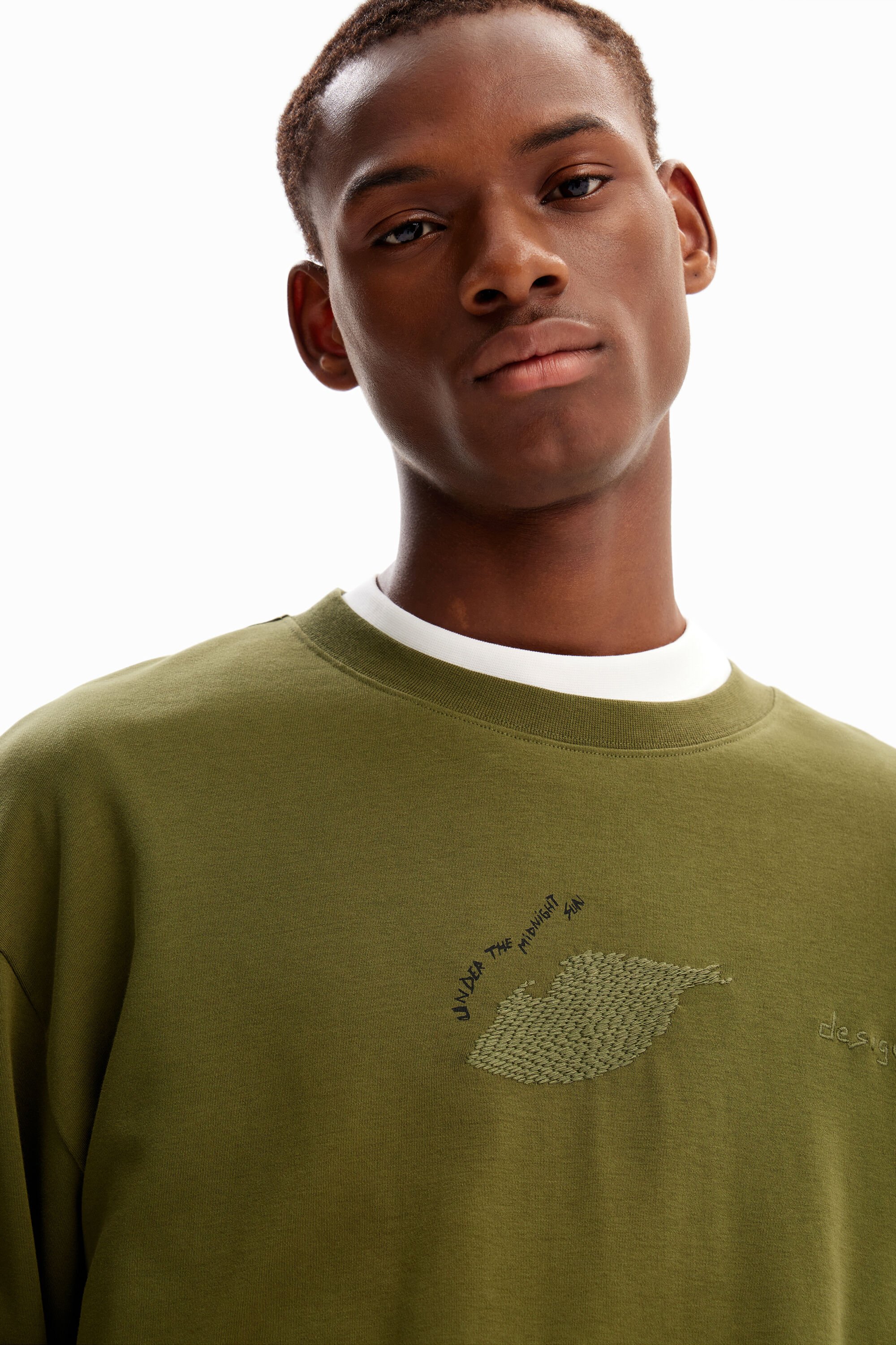 Camiseta com mensagem bordada