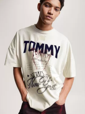 Camiseta com estampa gráfica em lavagem pesada