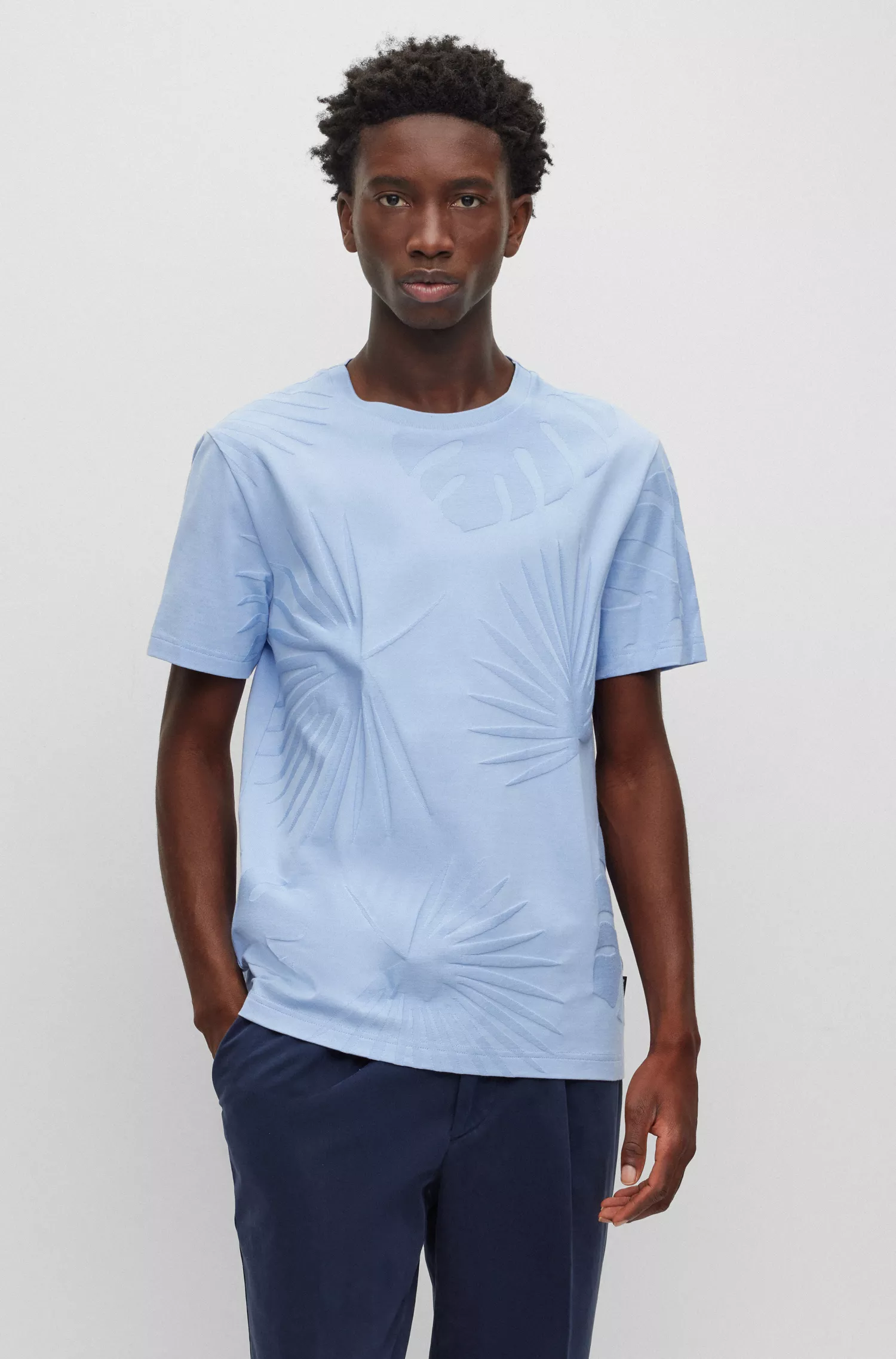 Camiseta BOSS preta em algodão mercerizado com jacquard tonal de inspiração havaiana.