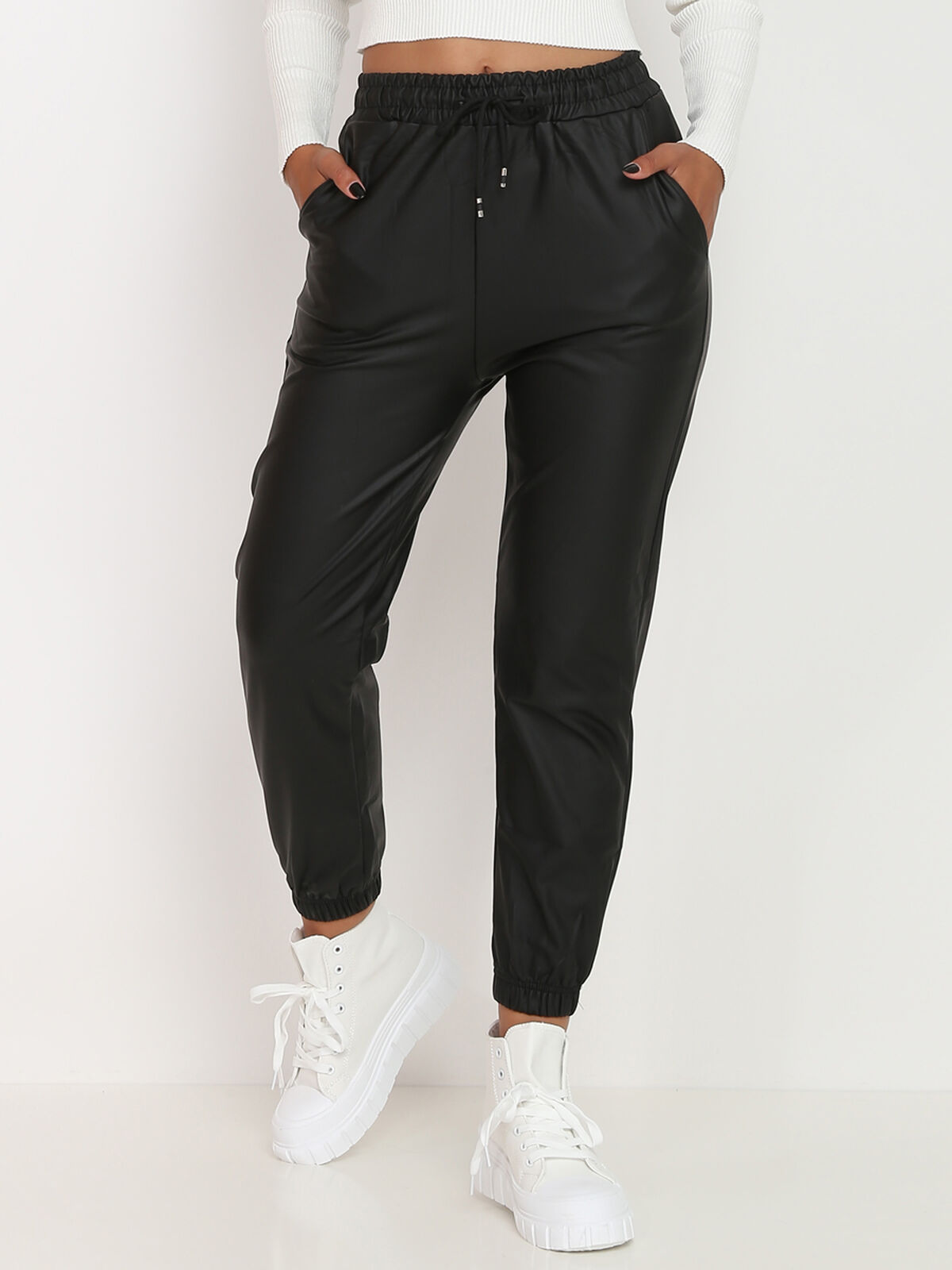 Pantalon style jogger en simili mat- Noir