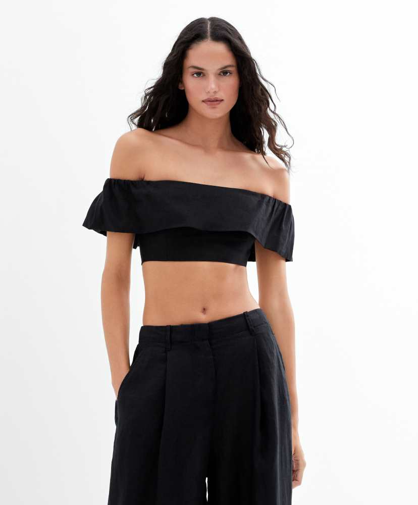 Blusa de linho com ombros à mostra