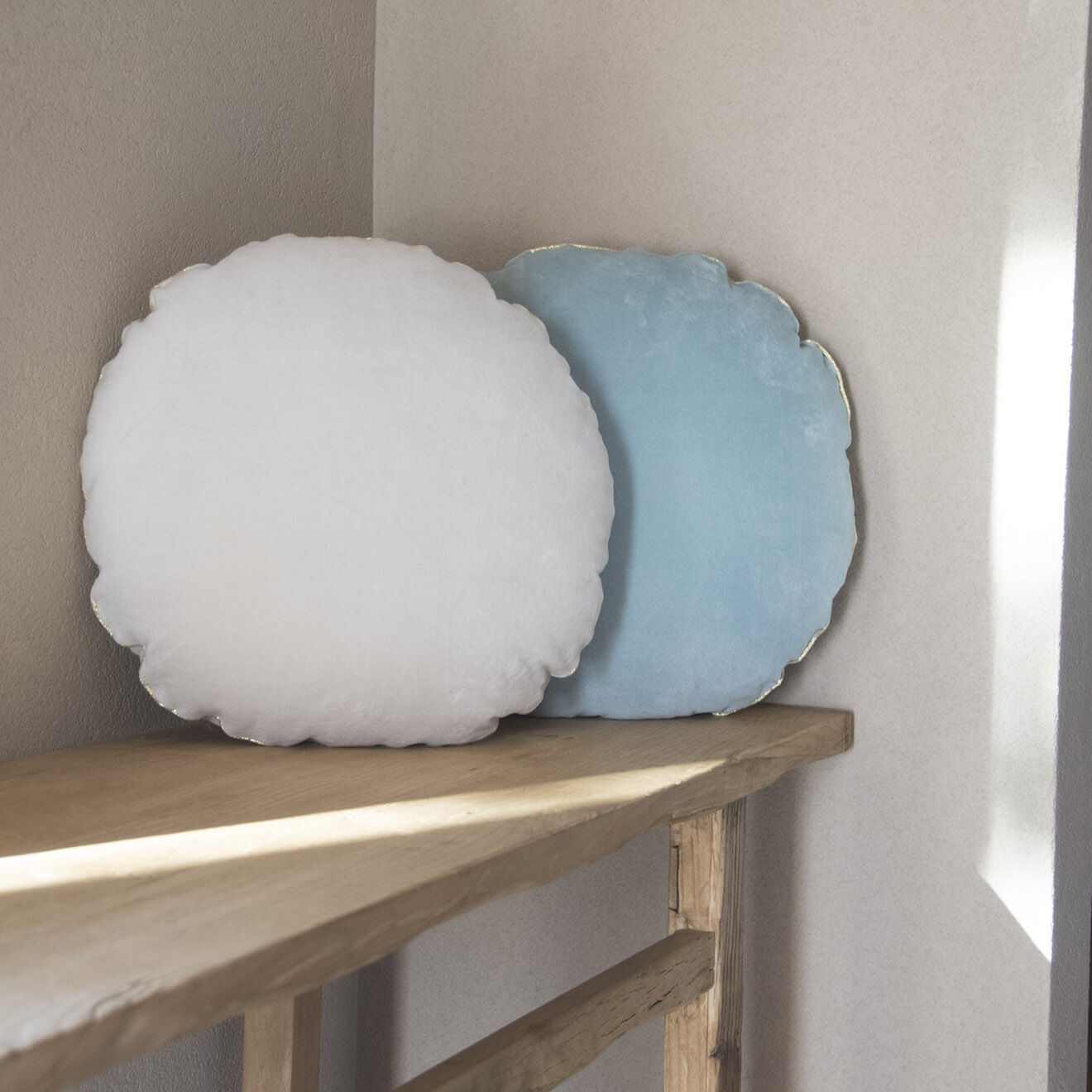 Febronie Coussin rond en velours de coton Bonbon grège - D. 43cm