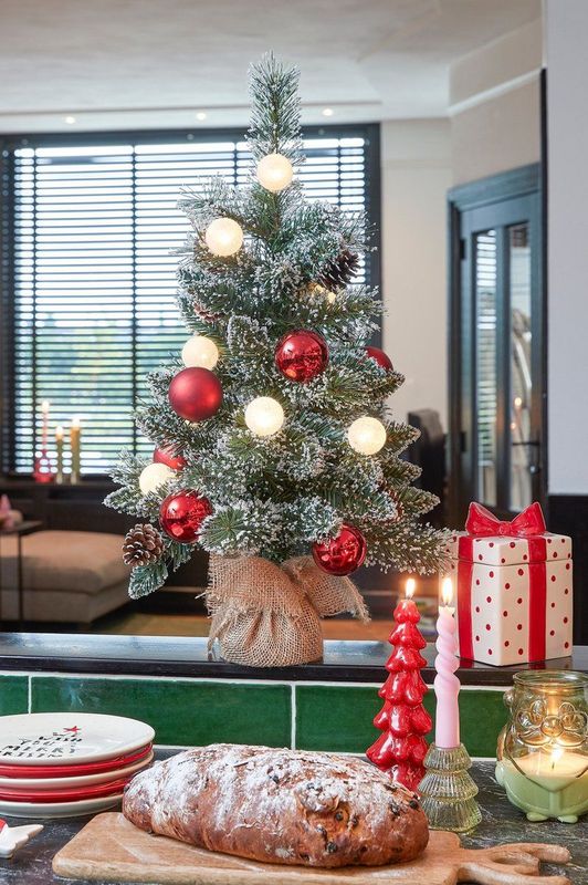 Kerstboom - Kunst - Groen - 60 cm - Inclusief LED Lampjes en Versiering