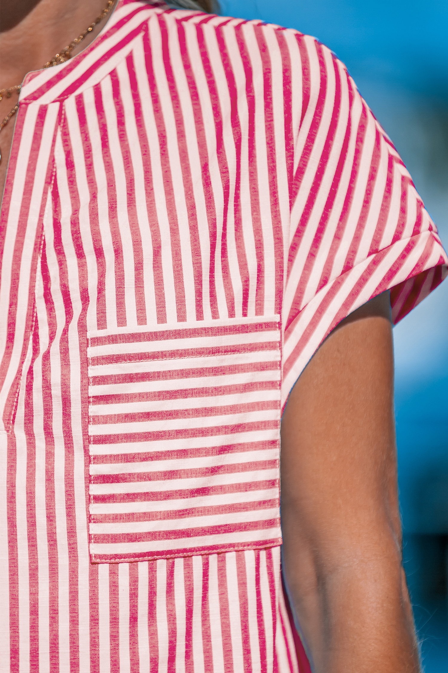 Robe à rayures irrégulières et manches dolman rouge et blanche