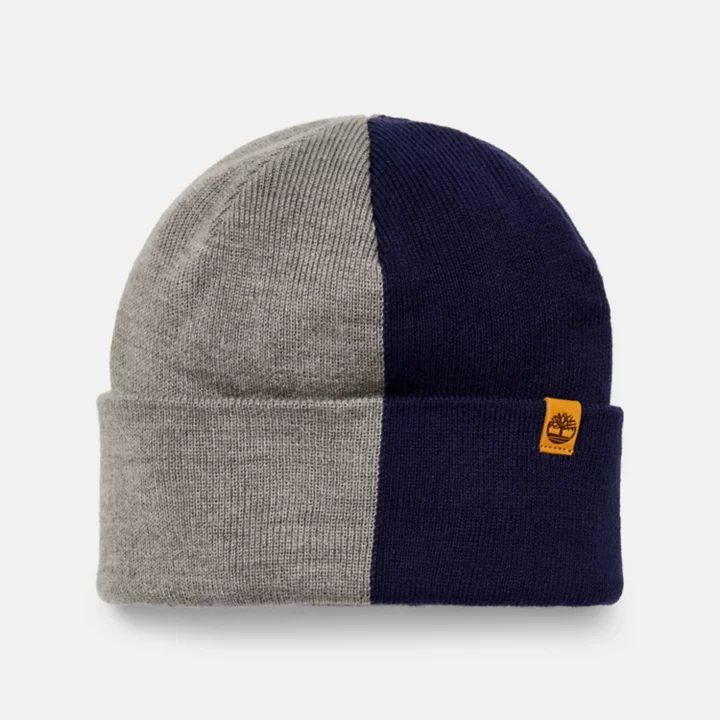 Conjunto de presente feminino com gorro e cachecol em blocos de cores na cor azul marinho.