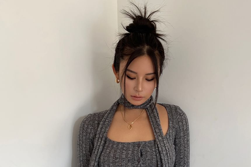 Colada - Zachtgebreide crop top met knoopjes en sjaal