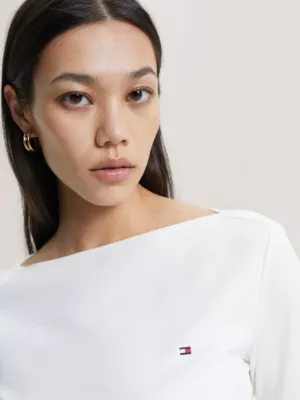 Blusa de corte justo com decote canoa