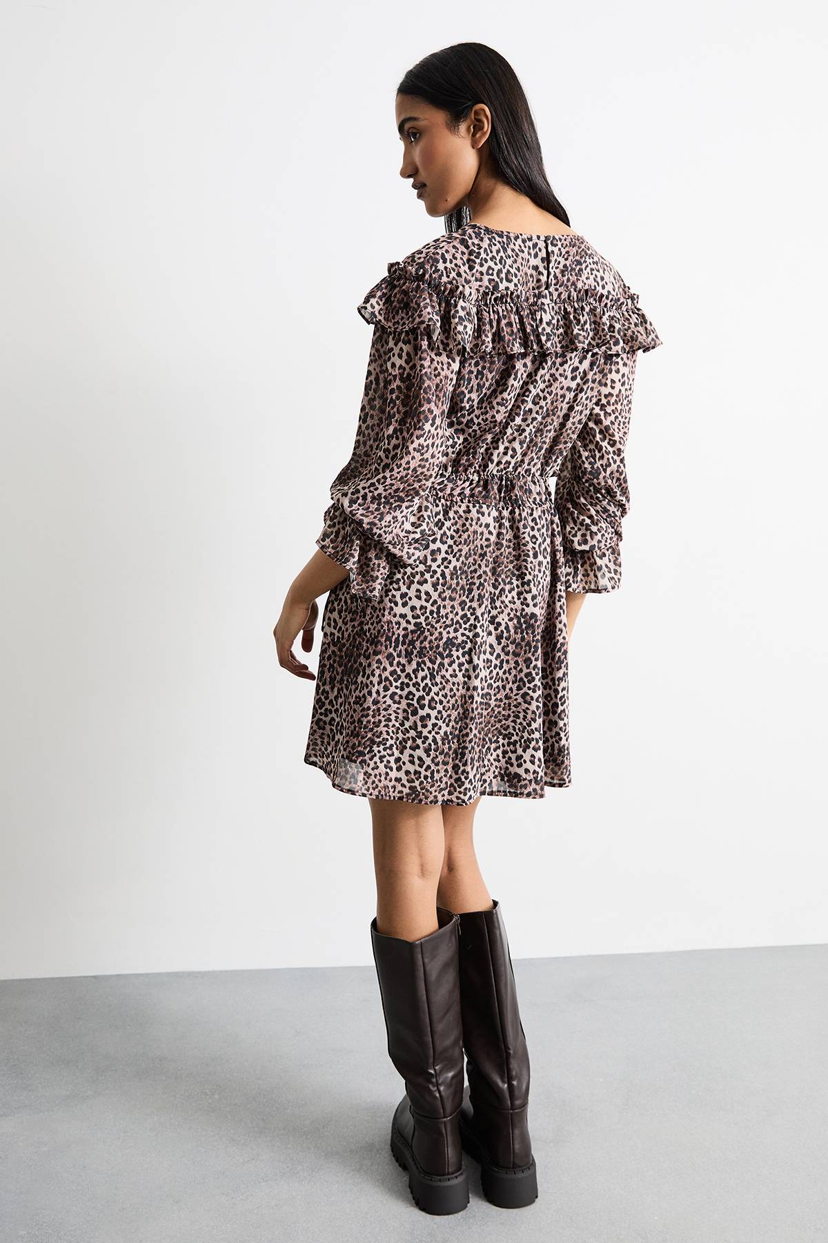 Warehouse Robe Mini Bohème à Imprimé avec Détails Volantés aux Épaules et Col en V