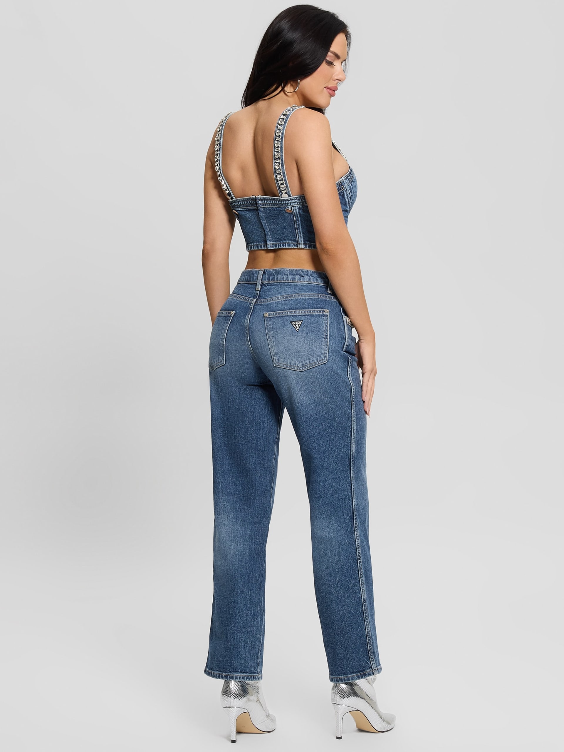 Calça jeans com bolso de strass em formato de margarida