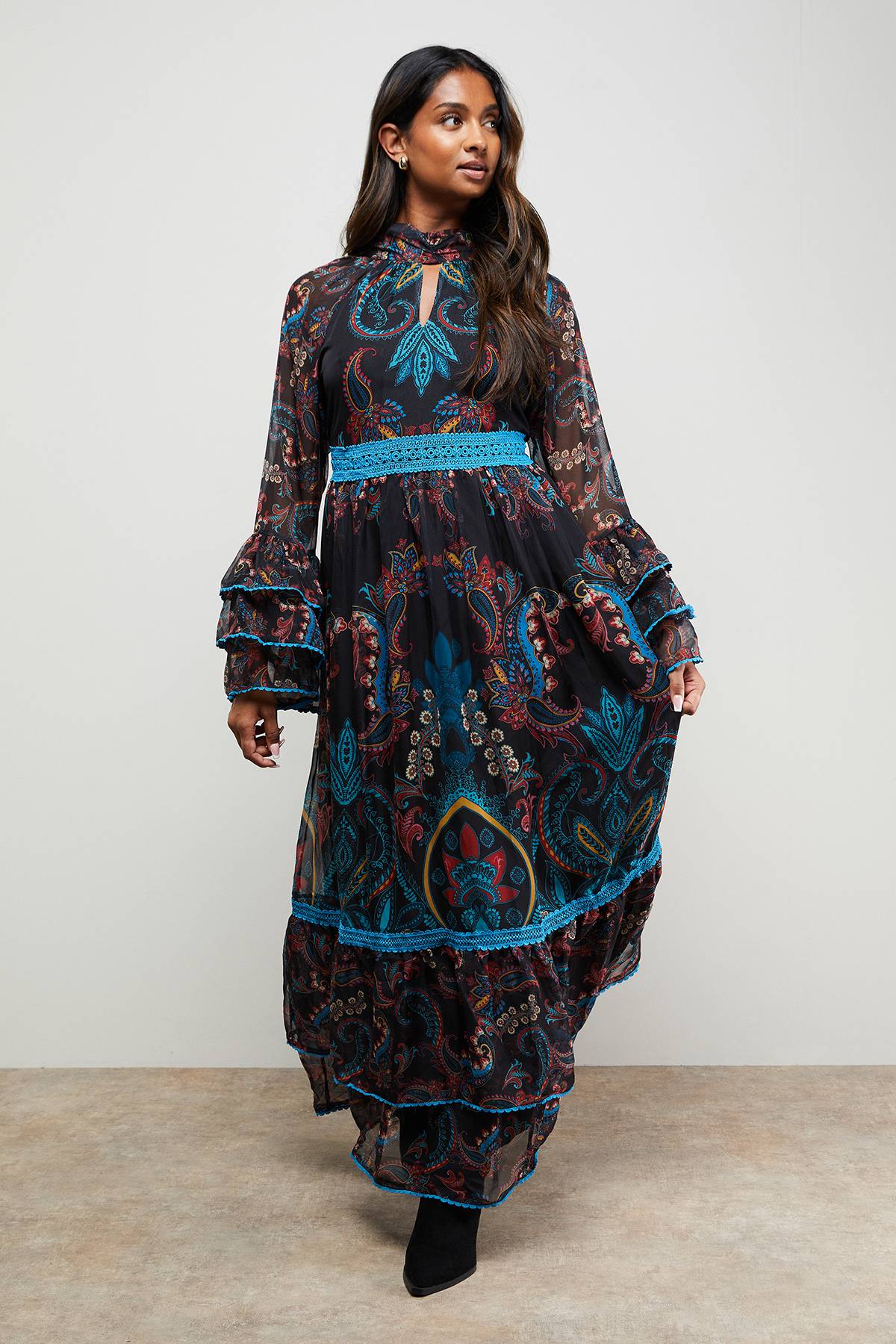 Oasis Robe Longue Smock à Col Montant avec Imprimé Placement et Détails en Dentelle