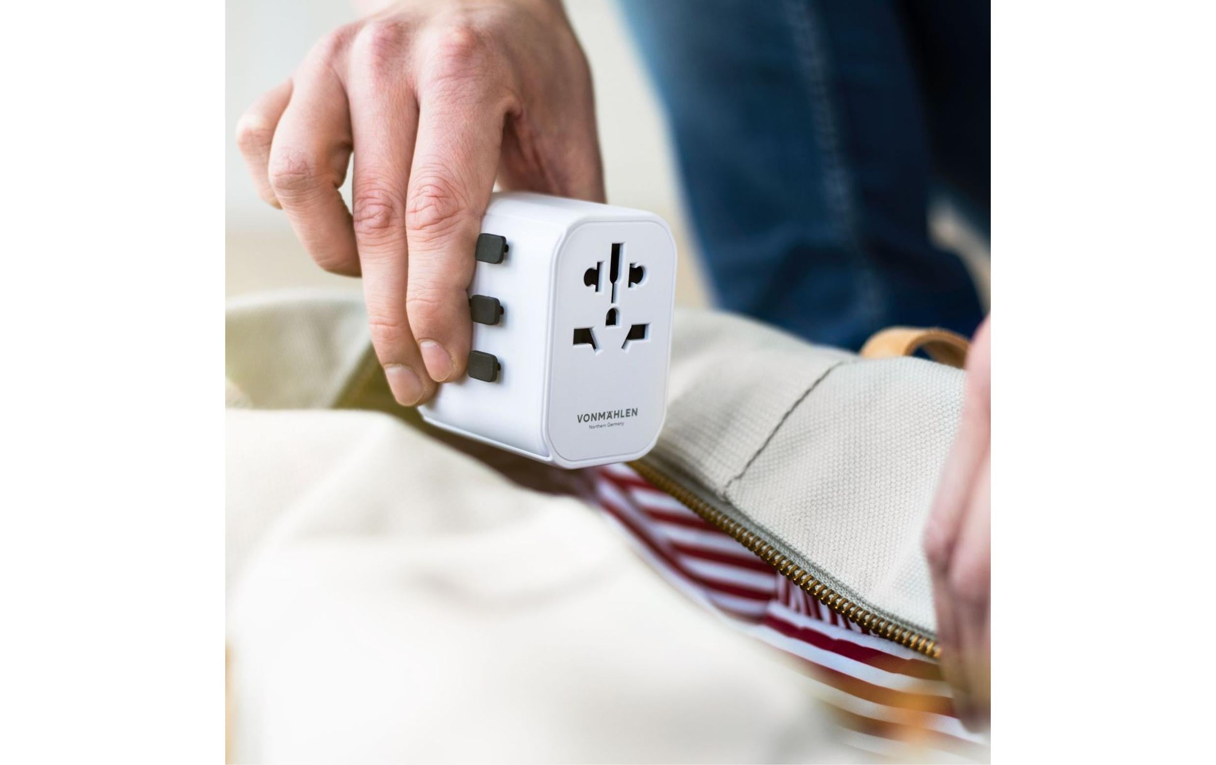 Weltreiseadapter Unity One WeissKompaktes Reiseladegerät mit drei zusätzlichen USB-Anschlüssen