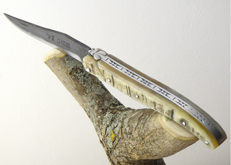 Couteau Laguiole avec un manche en Corne de bélier et lame brute