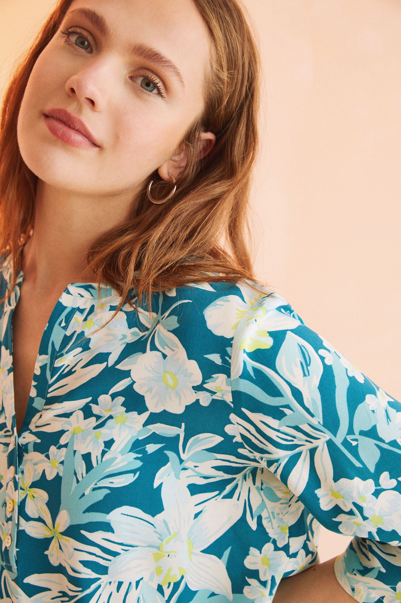 Camisola curta verde com estampa floral -