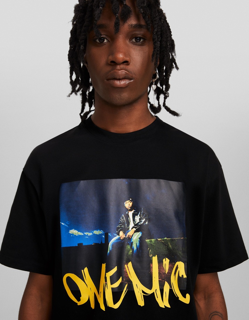 Camiseta de manga curta com estampa Nas e modelagem quadrada.