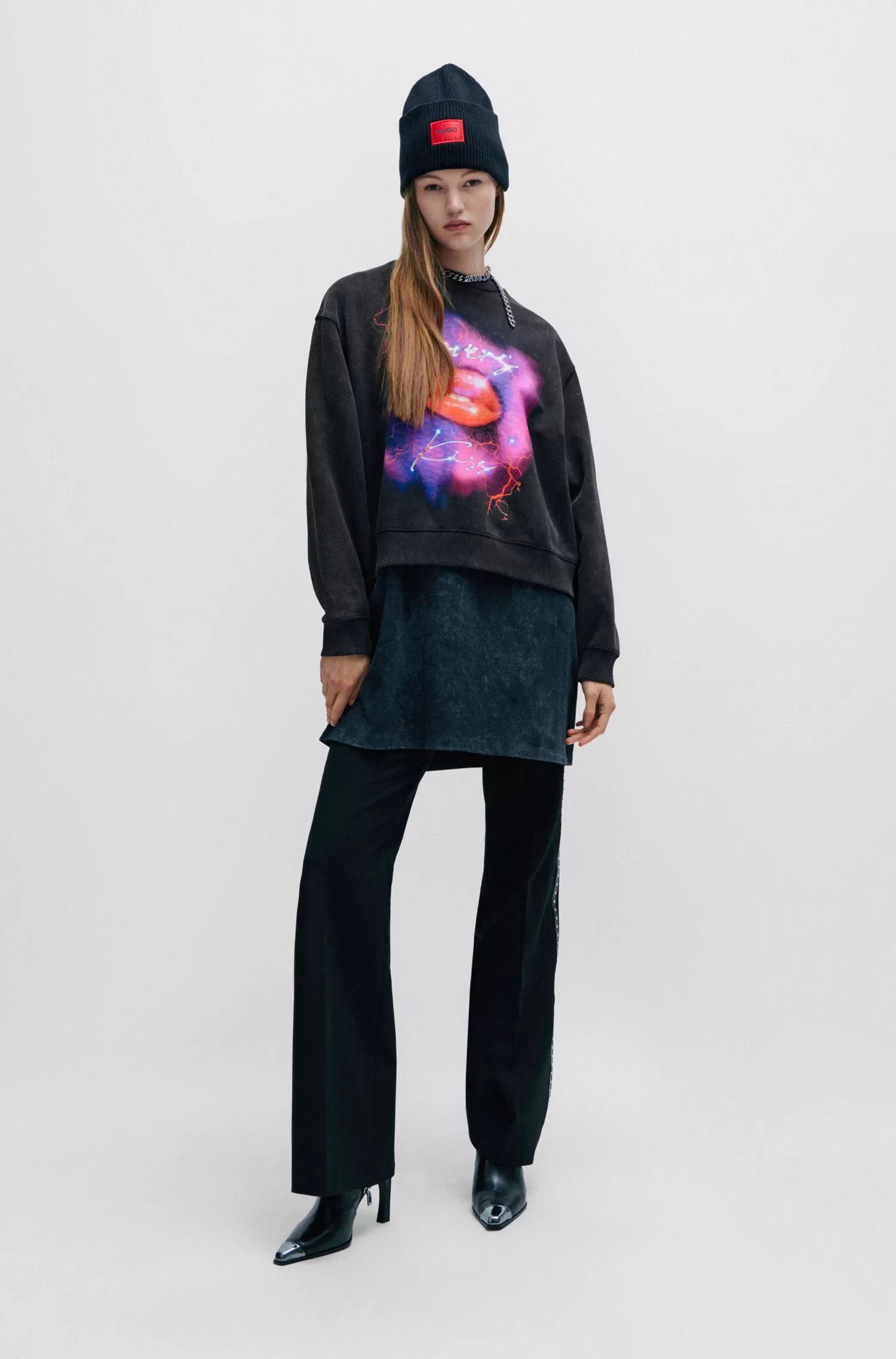 Moletom HUGO vermelho oversized em tecido felpudo francês com estampa sazonal.