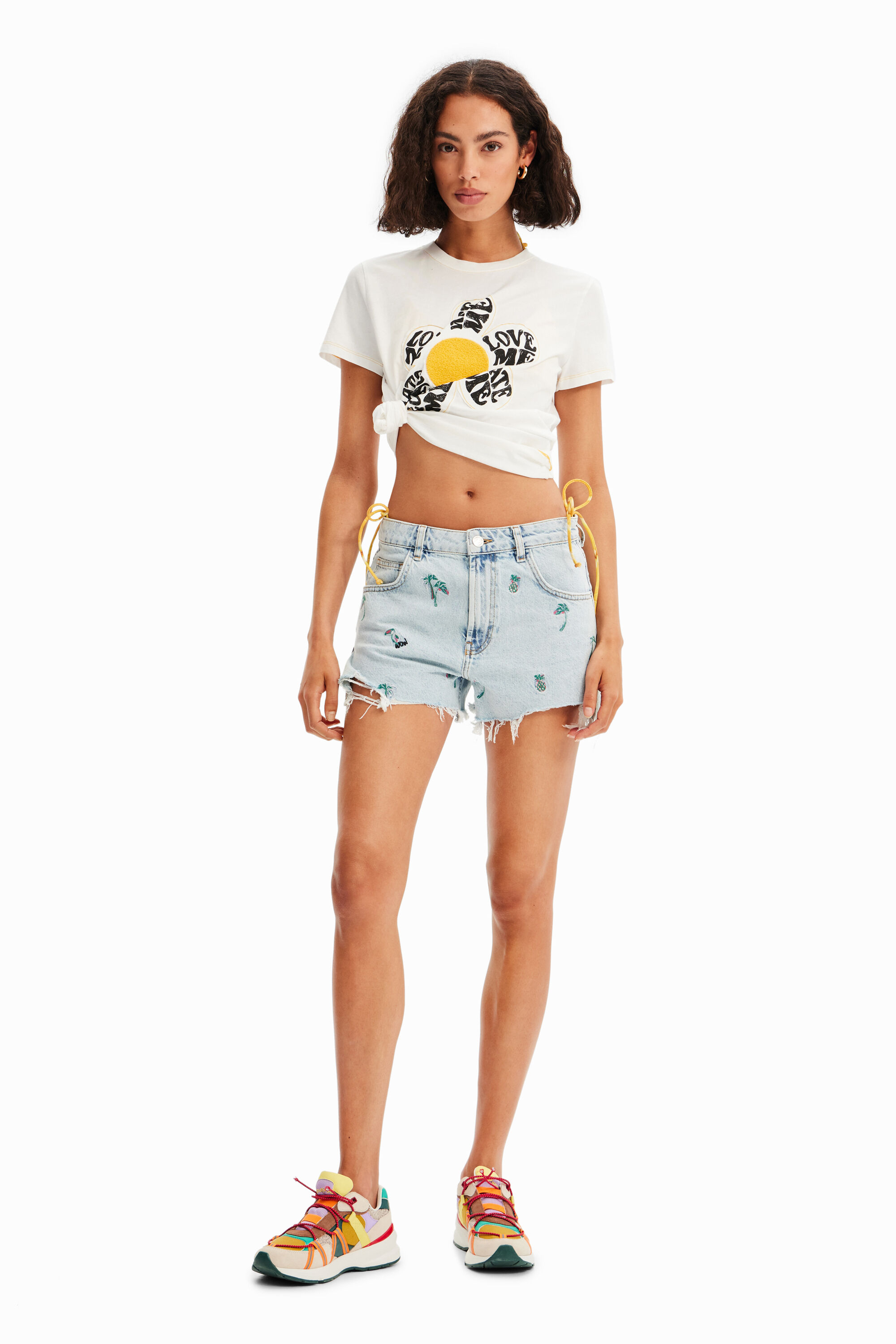 Short en jean brodé