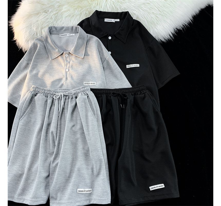 Hushgrain - Set: Poloshirt met korte mouwen en belettering + korte broek