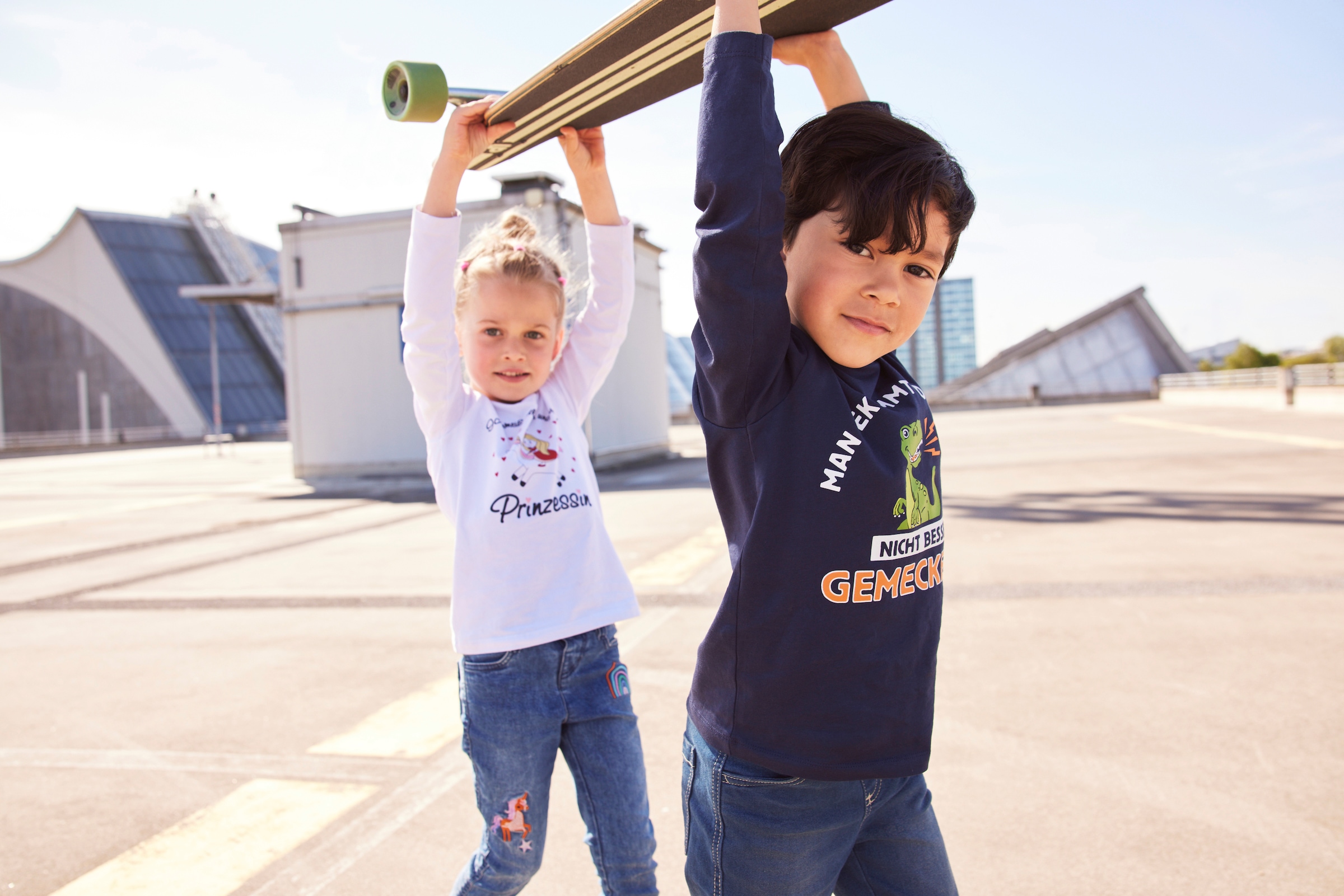 KIDSWORLD Stretch-Jeans », Basic Jeans mit toller Stickerei«, schmale Beinform,  mit verstellbarem Gummizug am Bund,  lang