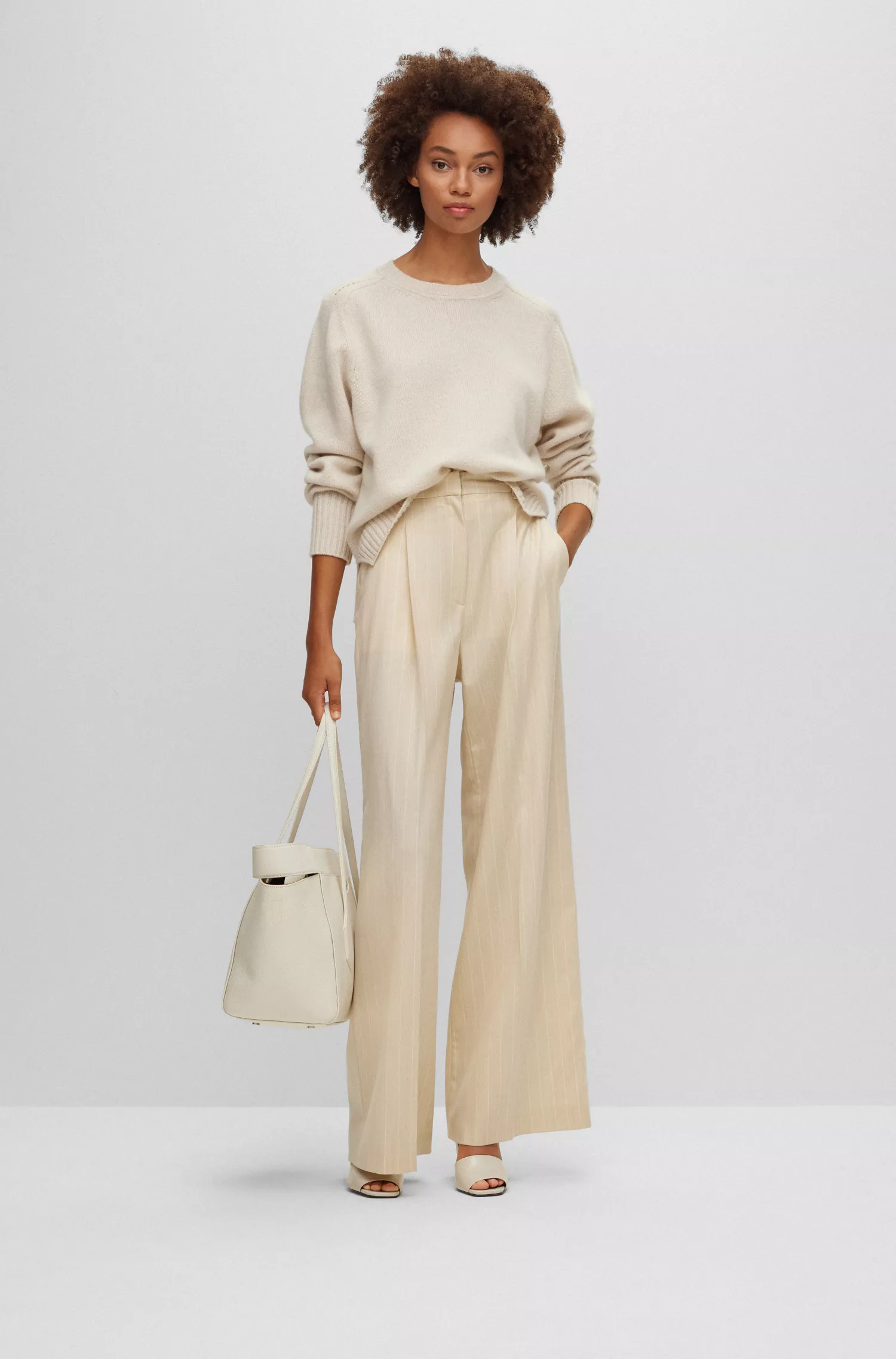 Suéter BOSS cor camelo com gola redonda em lã virgem e cashmere.