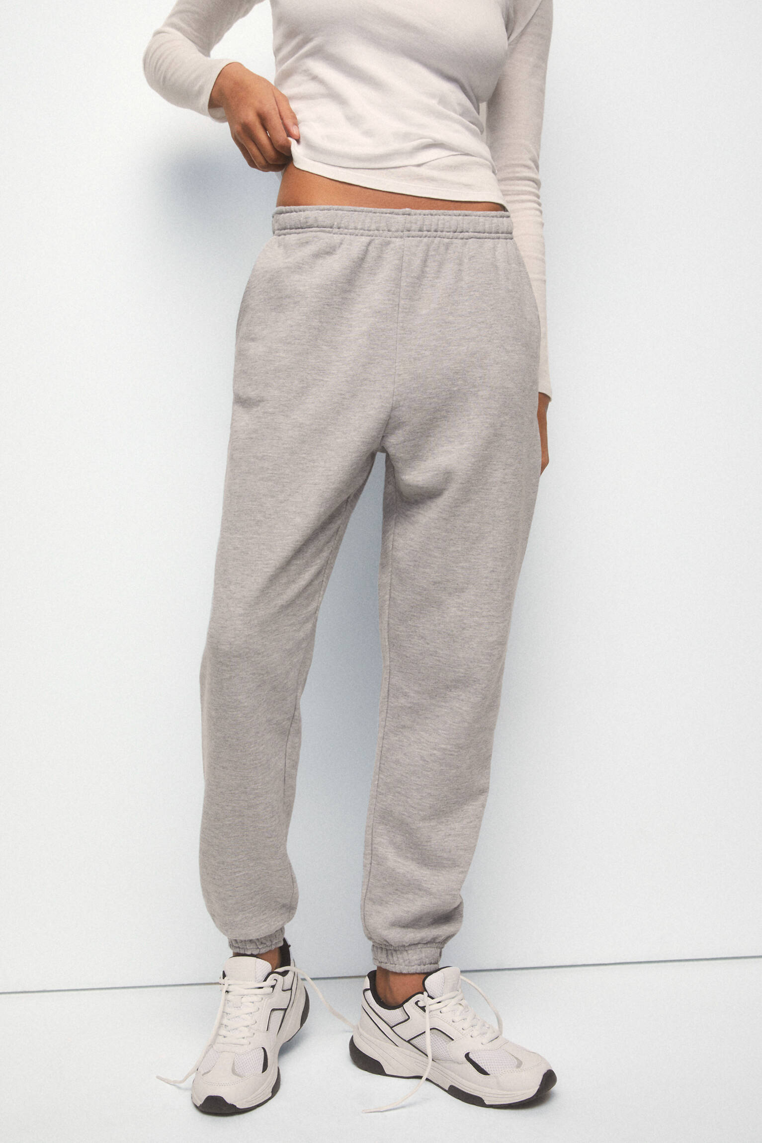 Calça jogger básica com cós elástico - cinza, tecido com alta elasticidade