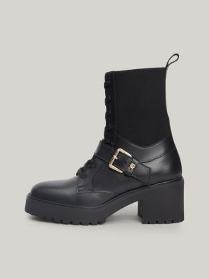 Botas de couro com detalhes em cinto