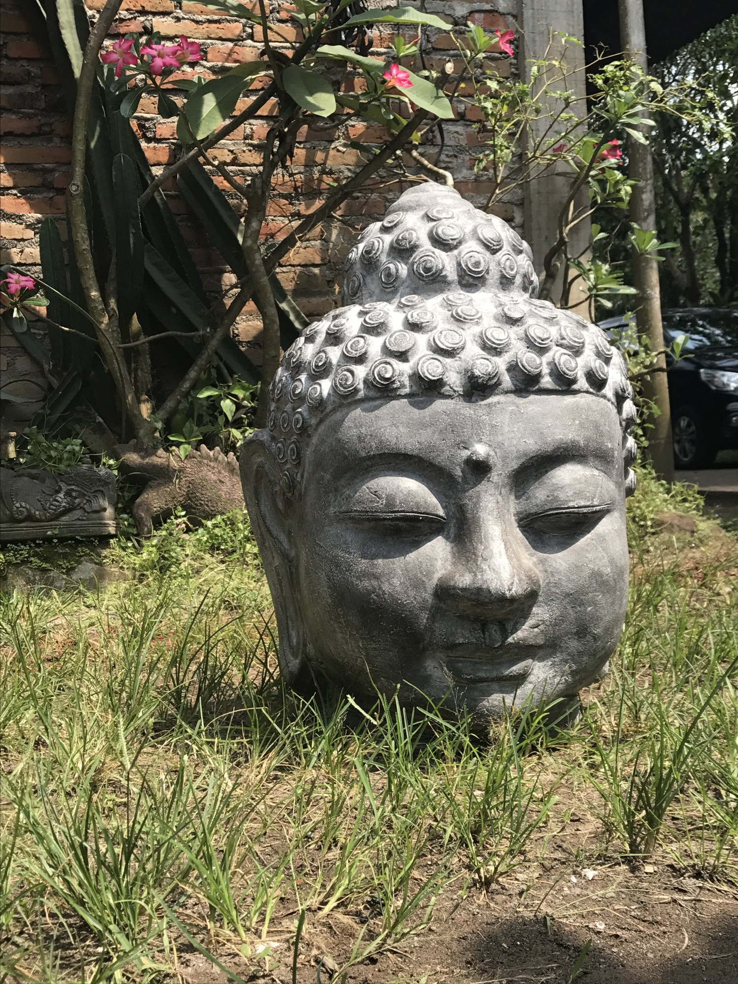 Skulptur 'Buddhakopf' lächelnd, H 58 cm, T 38 cm, B 38 cm von fischer's lagerhaus