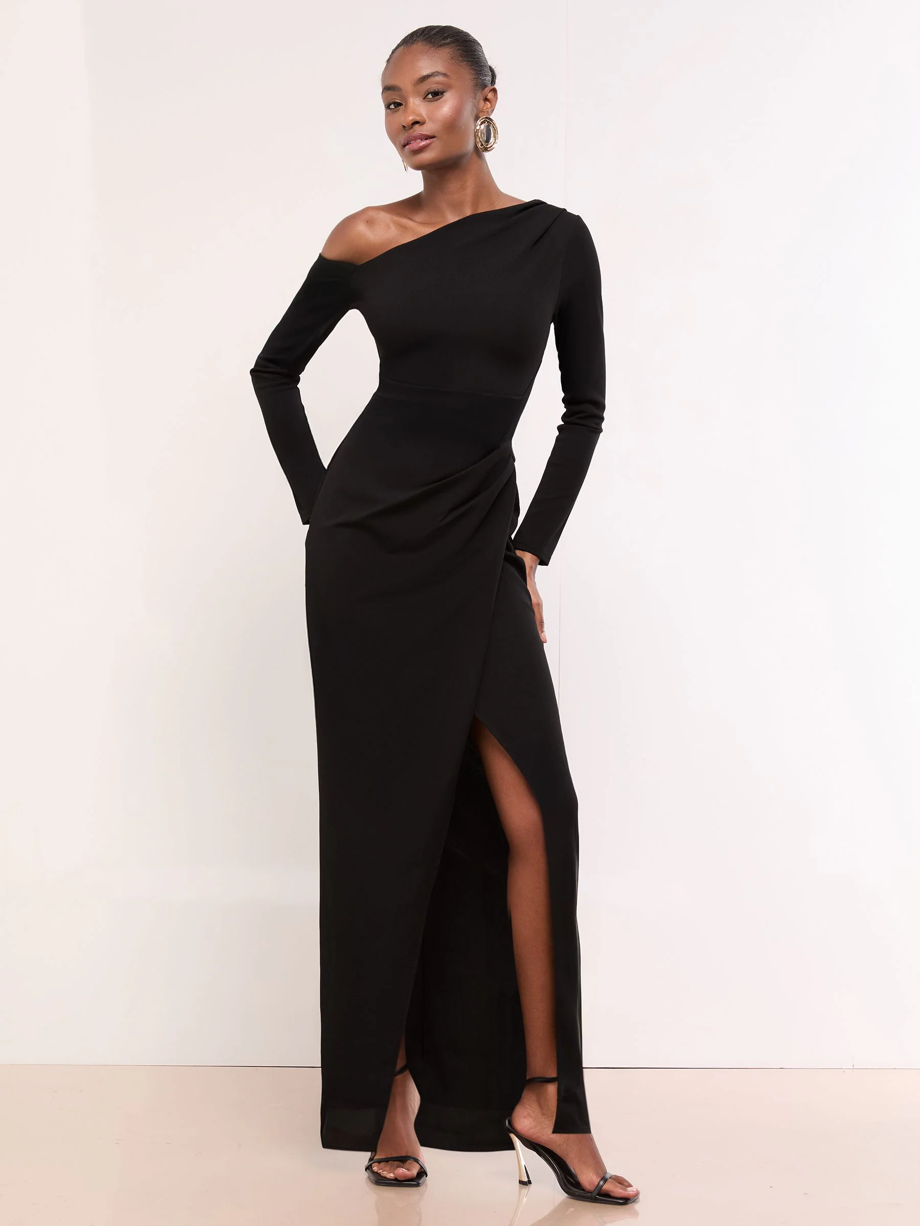 Zwart - Lipsy - Lange jurk met lange mouwen, blote schouders en gerimpelde taille
