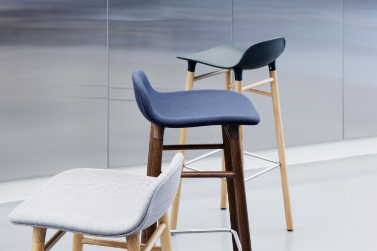 Normann Copenhagen Form Barstool barkruk 75cm met zwart onderstel zwart
