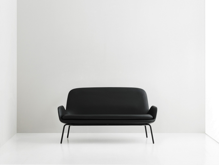 Normann Copenhagen Era Sofa bank met zwart stalen onderstel tango leather zwart