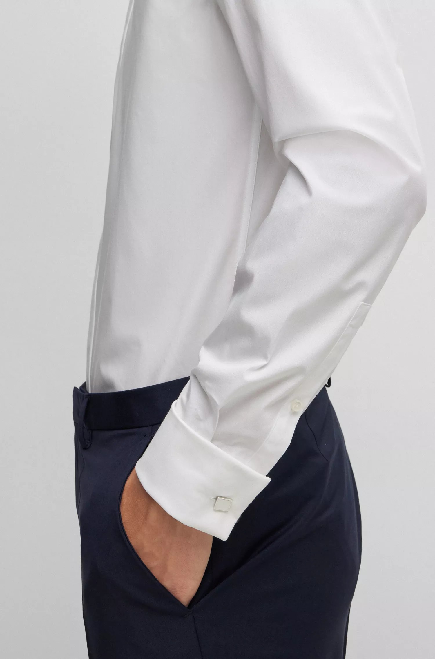 Camisa HUGO vermelha, corte slim, em popeline de algodão fácil de passar.