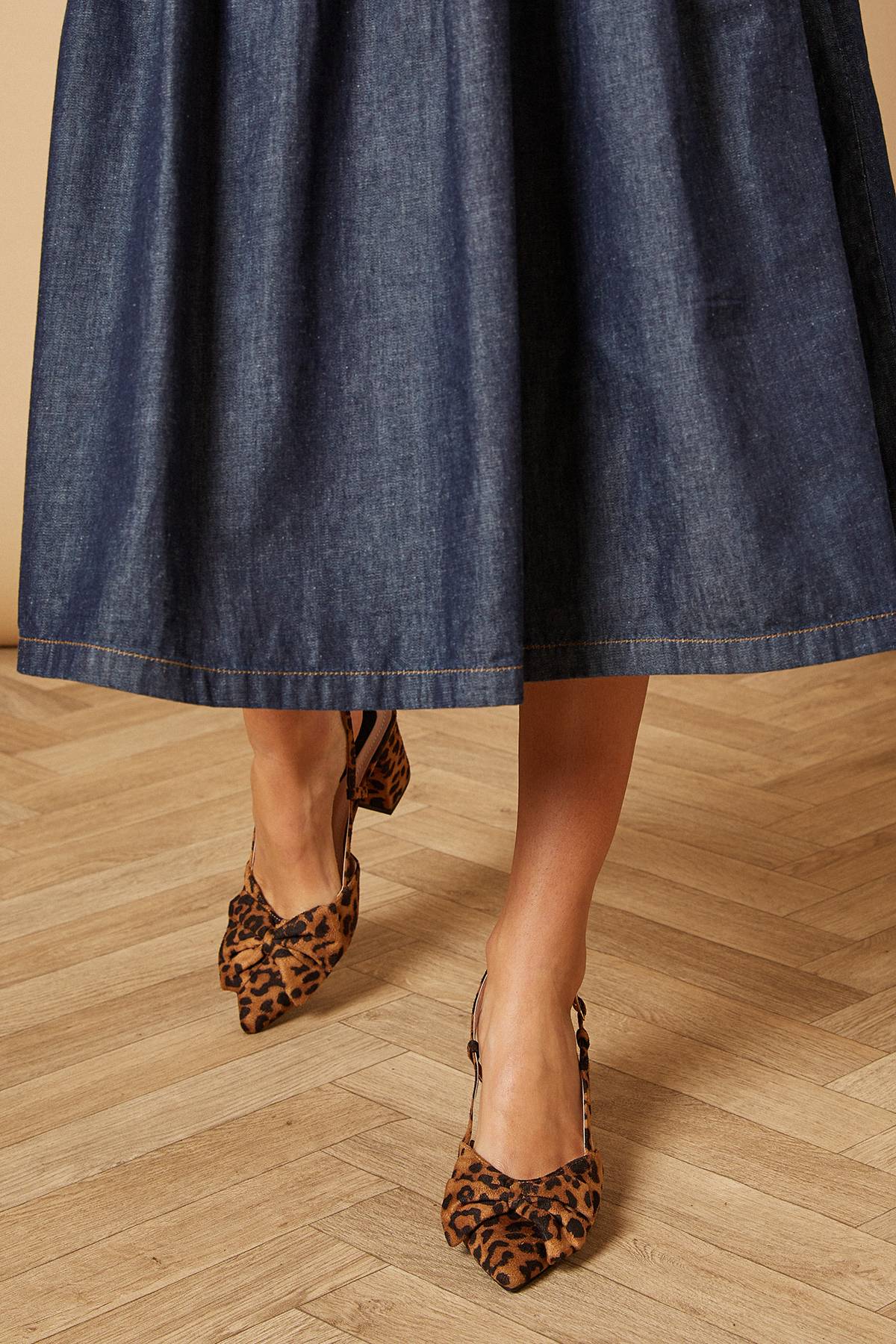 Oasis Chaussures Dorinda à Talon Bloc avec Bride Arrière, Nœud et Imprimé Léopard en Daim Synthétique