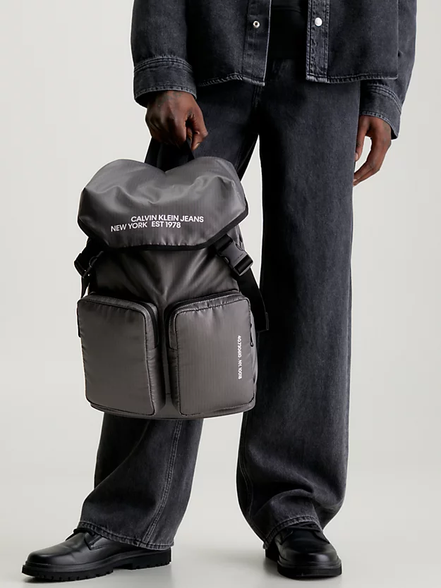 Mochila com aba