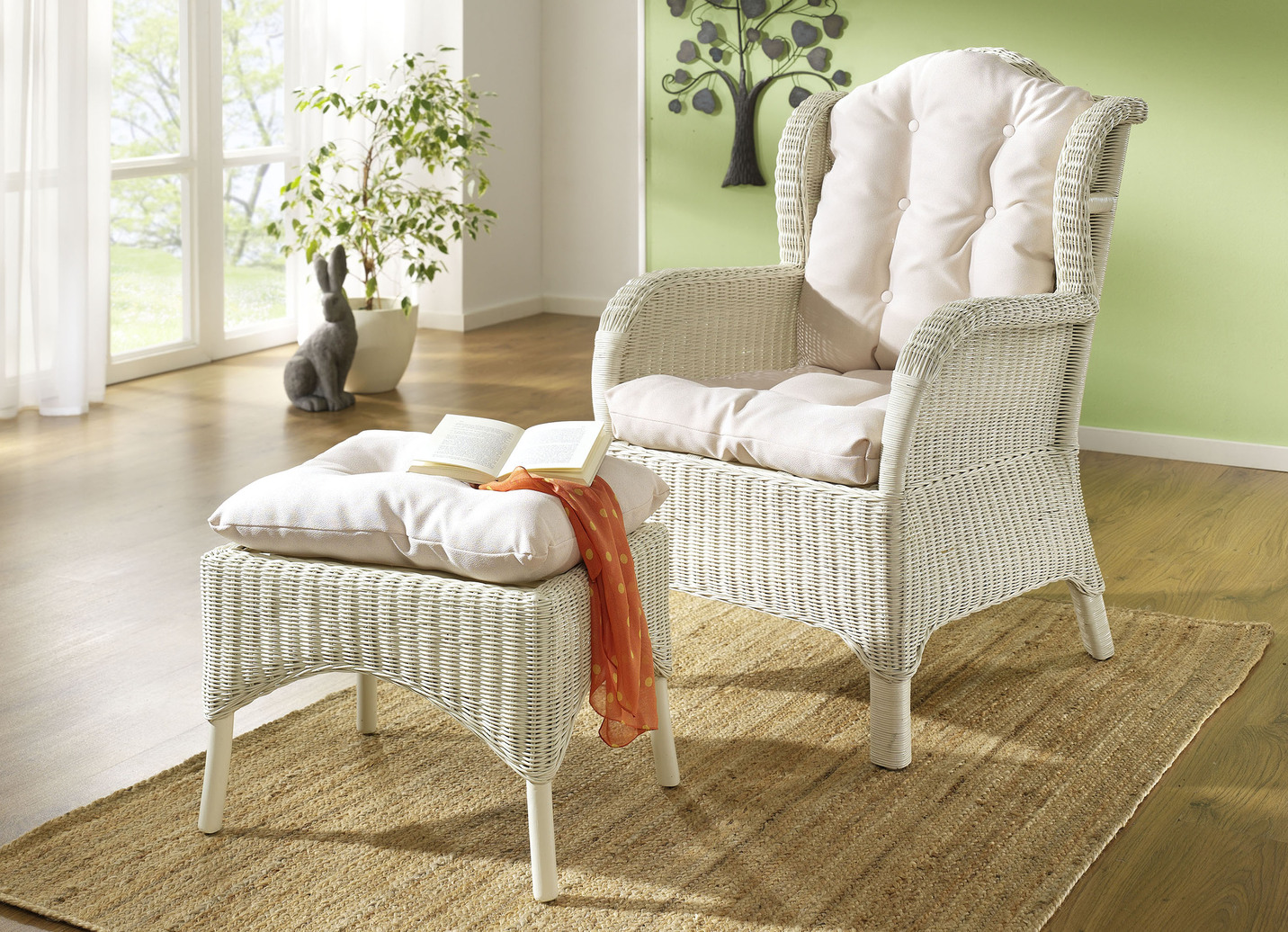Sitzmöbel aus Rattan mit Kissenauflage