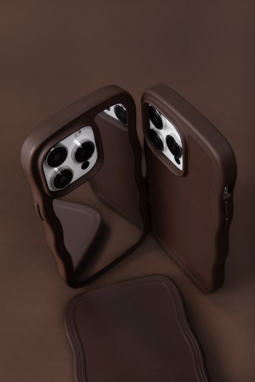 Holdit  Wavy iPhone cover - Chocolate