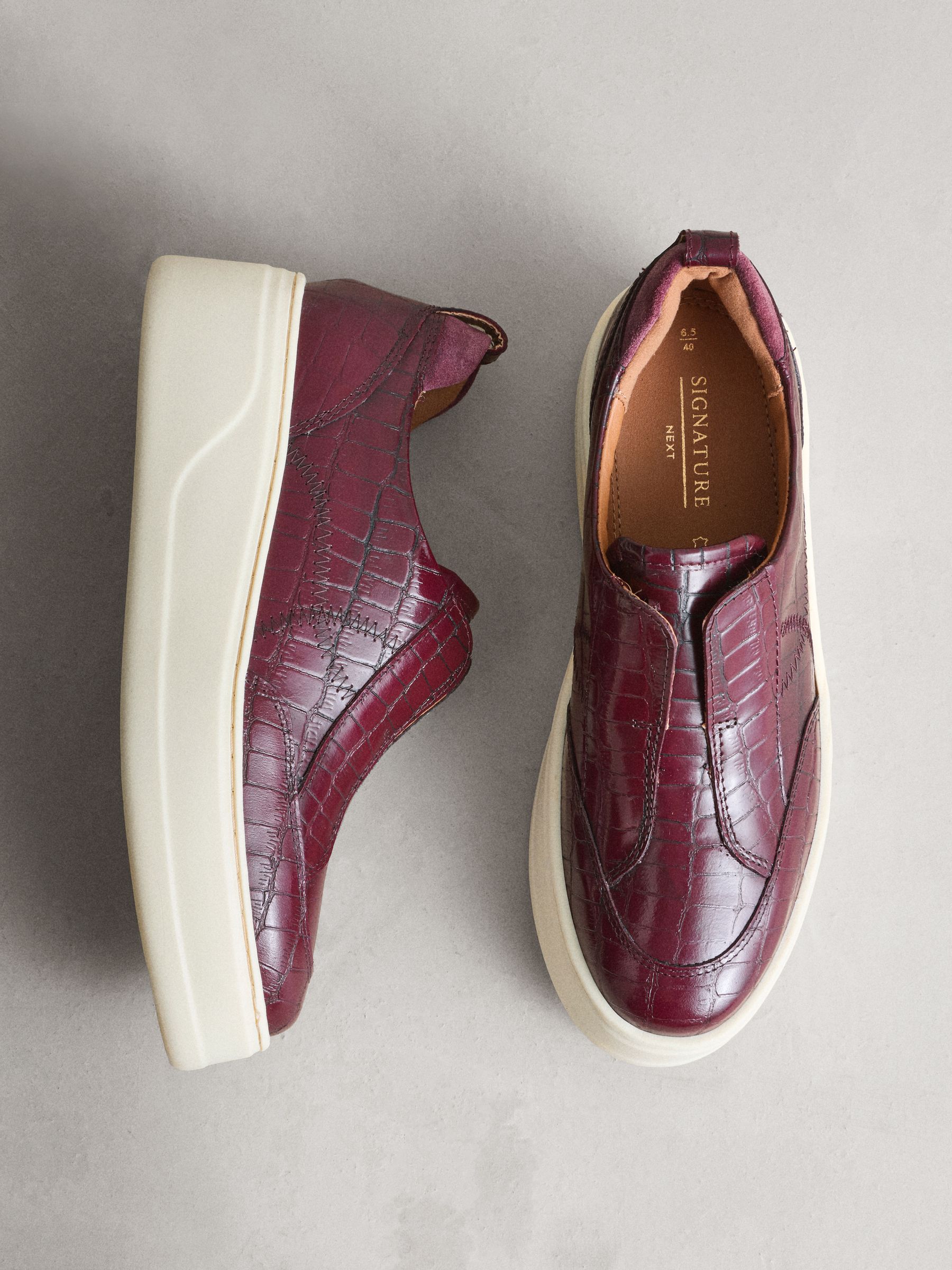 Bordeauxrood met krokodilleneffect - Signature leren sneakers met dikke plateauzolen en sleehak