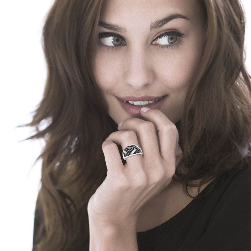 Bague or 750 blanc diamants blancs et noirs