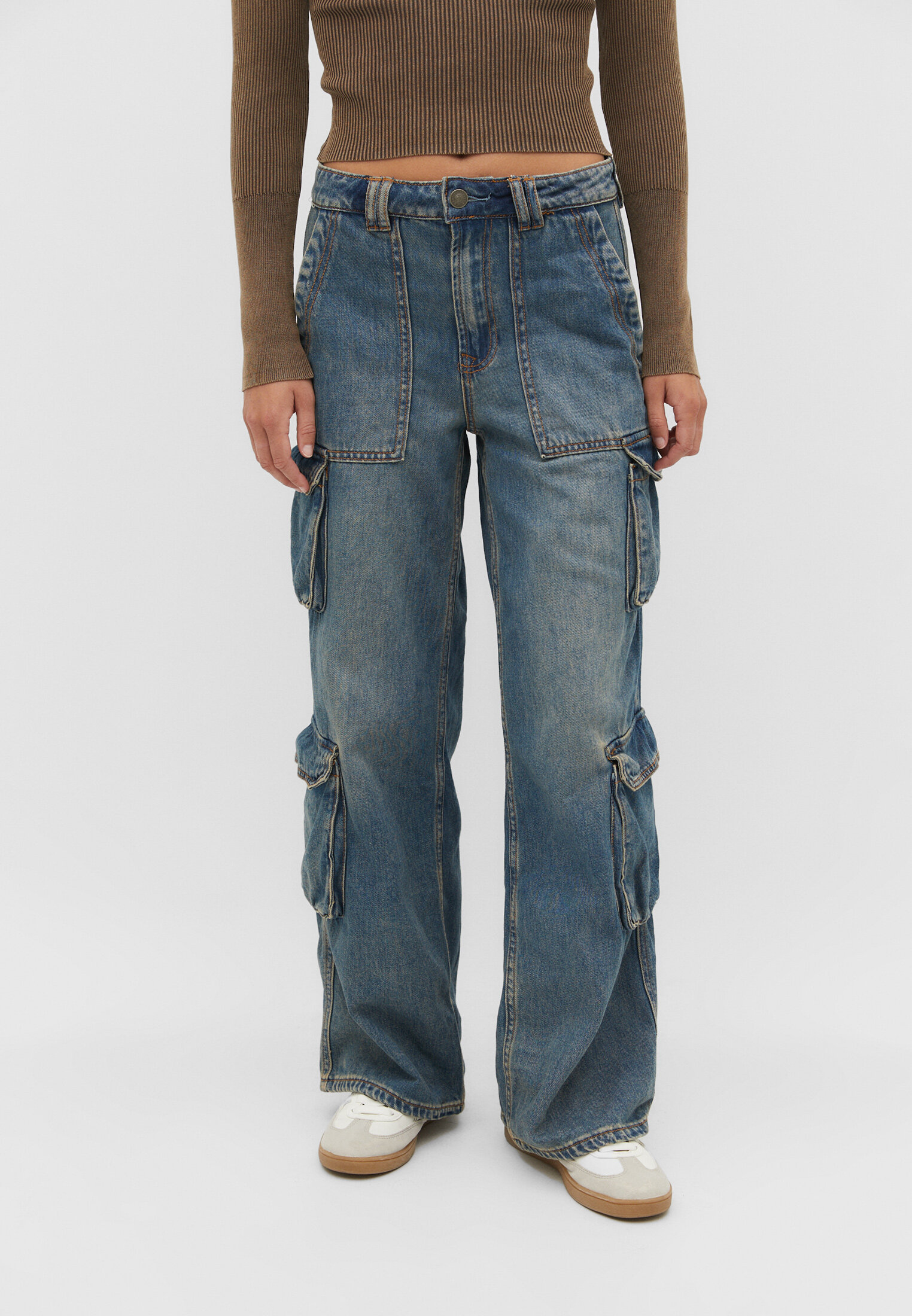 Calça cargo com vários bolsos
