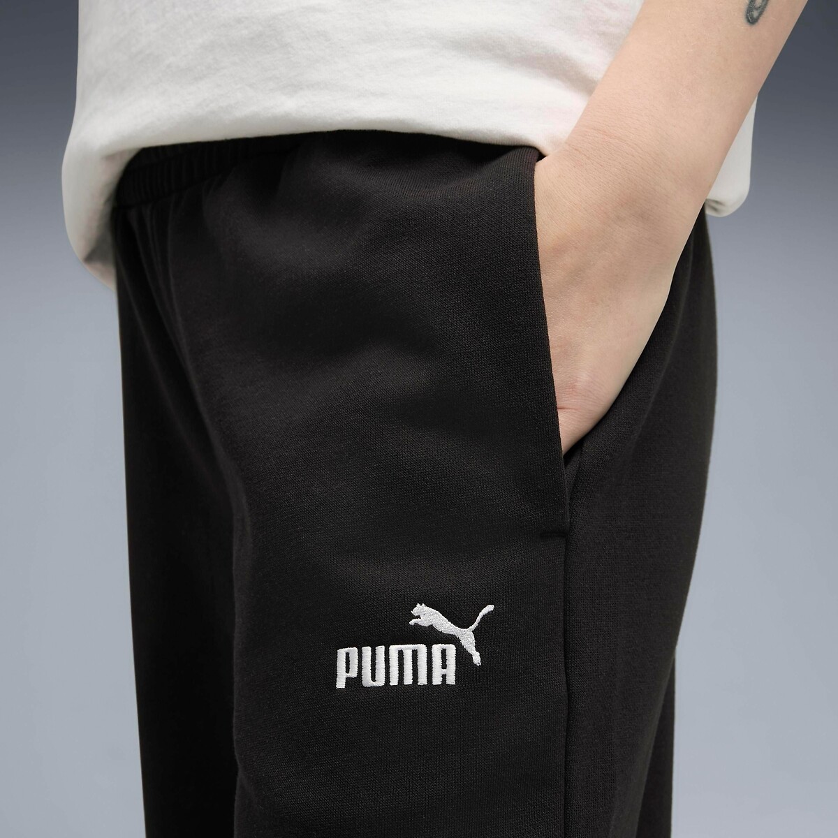 Calças de perna larga PUMA com o pequeno logotipo essencial