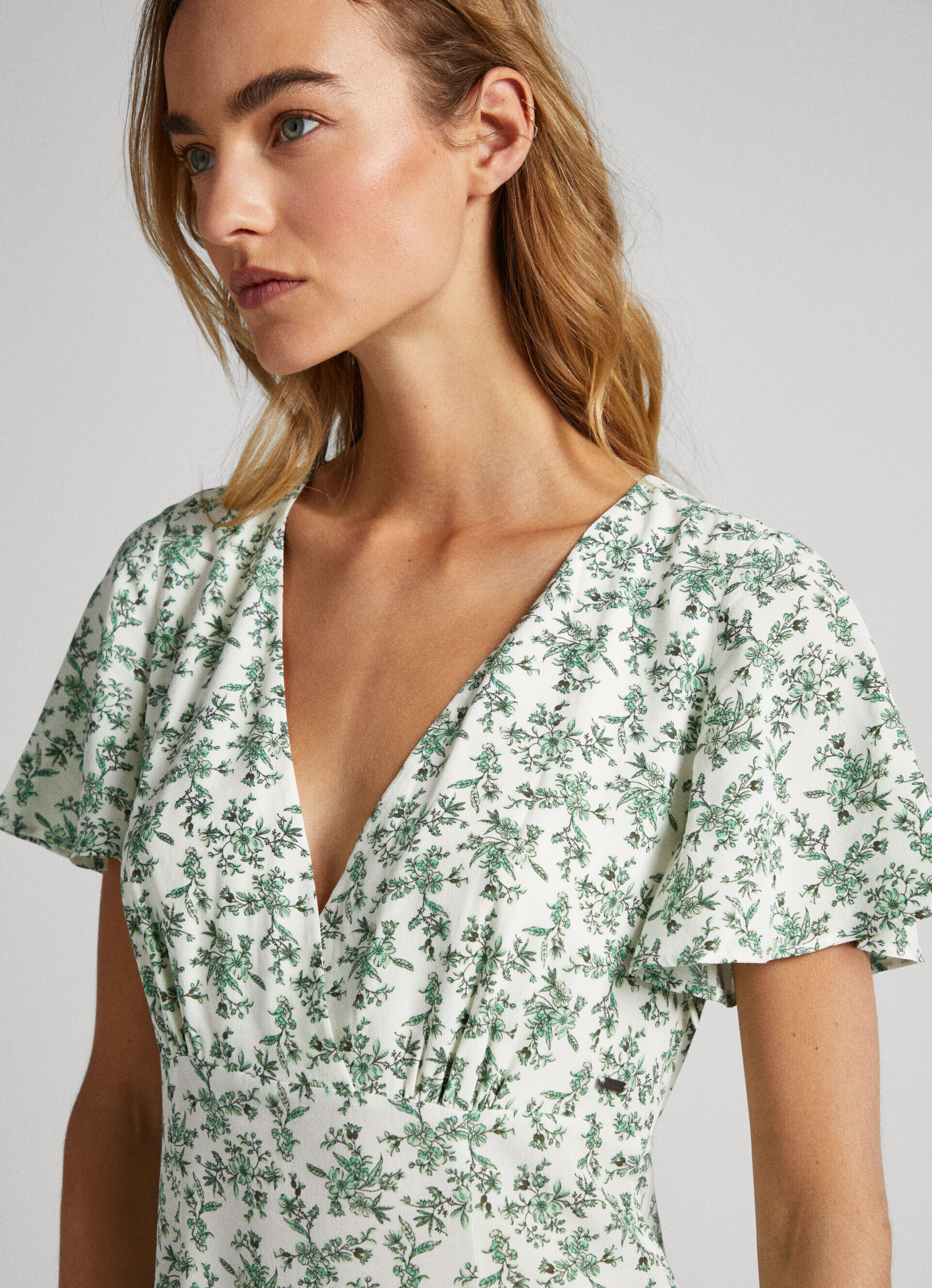 VESTIDO COM ESTAMPA FLORAL - multicolorido
